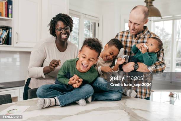 familie mit 3 kleinen kindern - person gemischter abstammung stock-fotos und bilder
