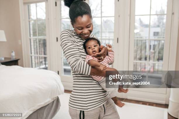 mutter und neugeborenes baby - black mother holding newborn stock-fotos und bilder