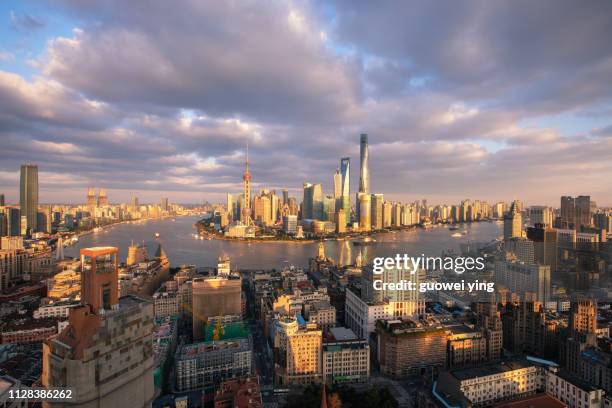 sunset sky full of sunset sunset is beautiful - shanghai - 街道 stock pictures, royalty-free photos & images