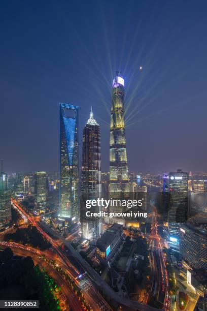 night shanghai skyline - 名勝古蹟 stockfoto's en -beelden