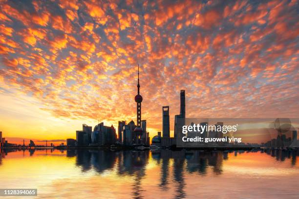 shanghai sunrise skyline - 建築物外觀 stock pictures, royalty-free photos & images