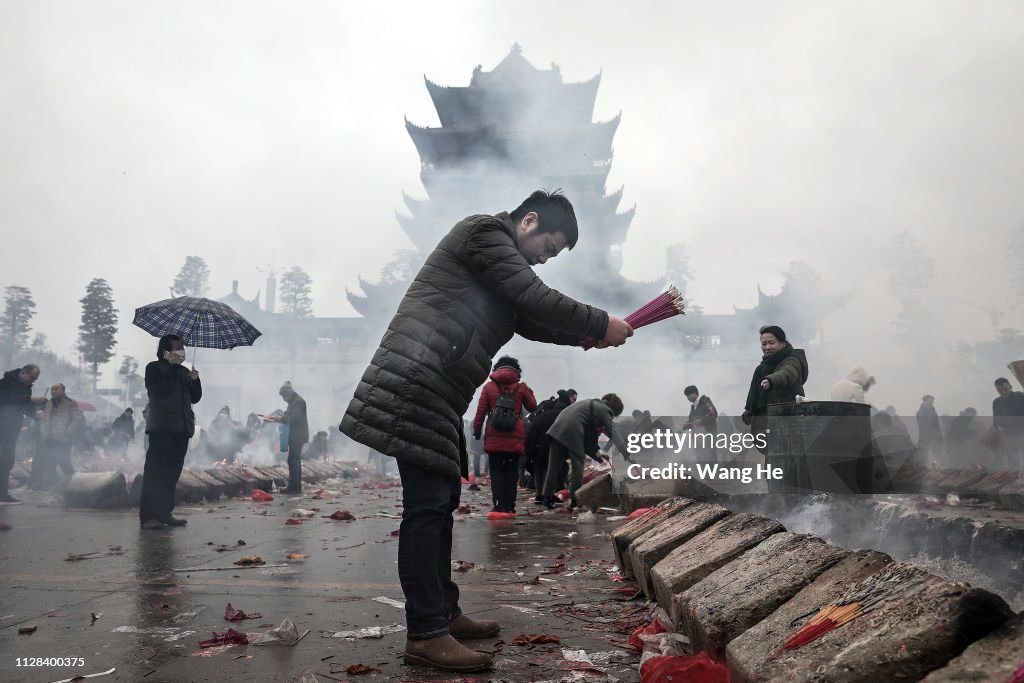 Chinese Worship The God Of Fortune In Guiyuan Buddhist Temple