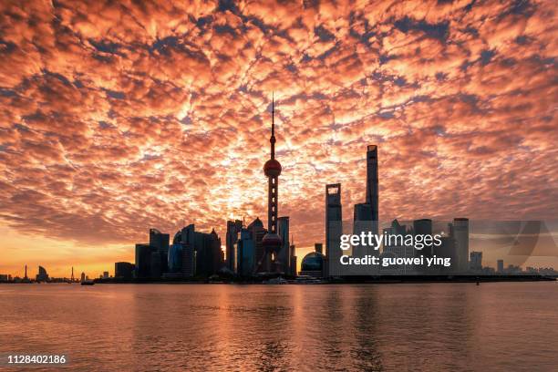 shanghai sunrise skyline - 商務 stockfoto's en -beelden