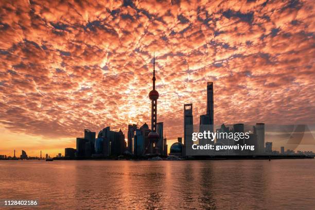 shanghai sunrise skyline - 黃昏 stock pictures, royalty-free photos & images