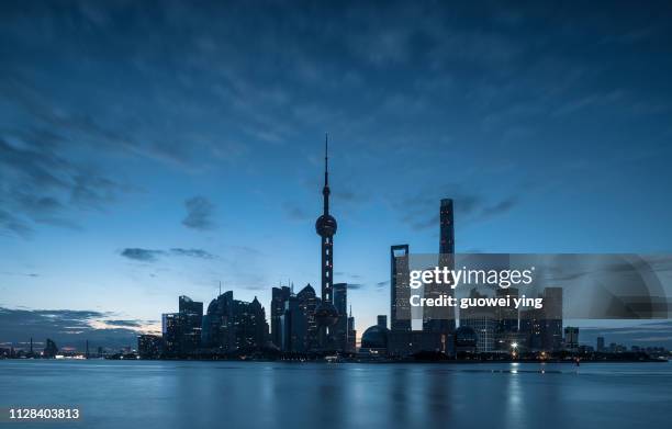 shanghai sunrise skyline - 商務 stockfoto's en -beelden