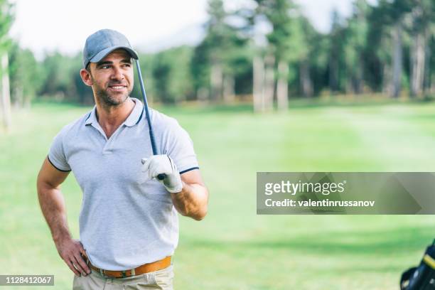 manlig golfare stående på golfbana - klöver nummerkort bildbanksfoton och bilder
