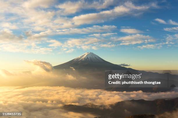 mount fuji, fujisan located on honshu island, is the highest mountain in japan. - sakura photos et images de collection