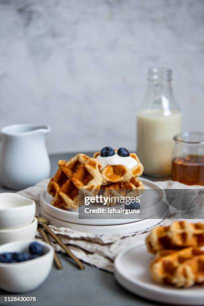 süße hausgemachte belgische waffel mit berry und vegane hafermilch - waffle stock-fotos und bilder