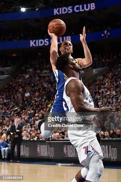 Stephen Curry of the Golden State Warriors shoots the ball against ...