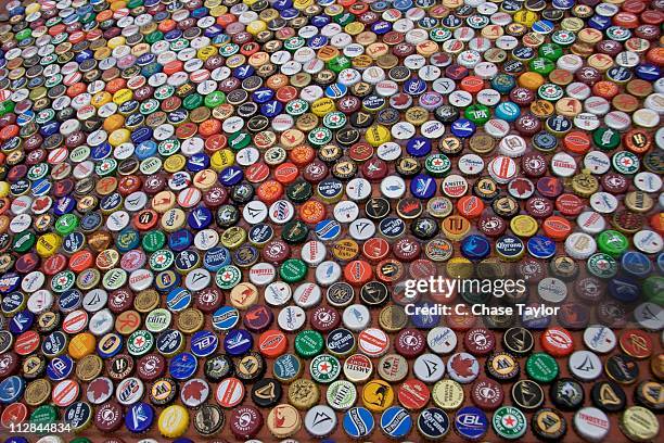 beer bottle caps - flaschenverschluss stock-fotos und bilder