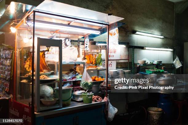 food stall at street night market in bangkok - straatvoedsel stockfoto's en -beelden