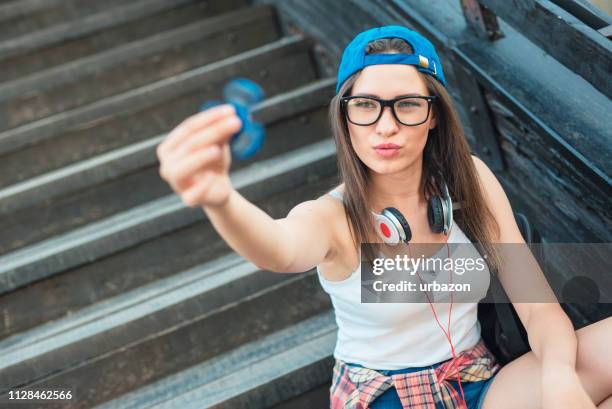 jouer avec spinner fidget - spinner girl photos et images de collection