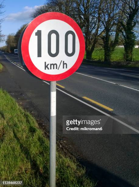 100 kilometers per hour speed limit sign, speed restriction 100km|h - kilometer fotografías e imágenes de stock