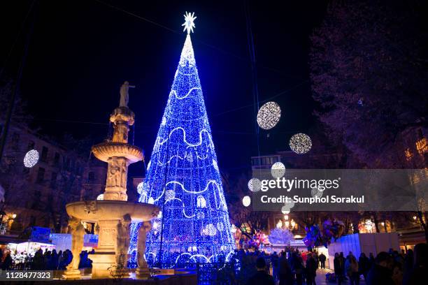 fuente de los gigantes with a large christmas tree at bib-rambla sqaure - granada stock-fotos und bilder