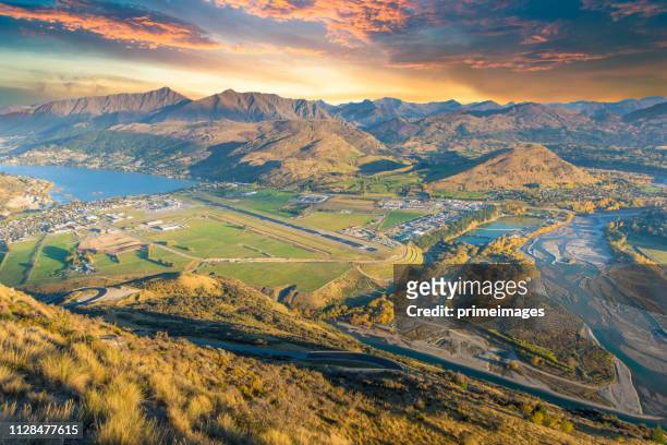 panoramablick-natur-landschaft in der königin-stadt bemerkenswert und arrowtown südinsel neuseeland - otago stock-fotos und bilder