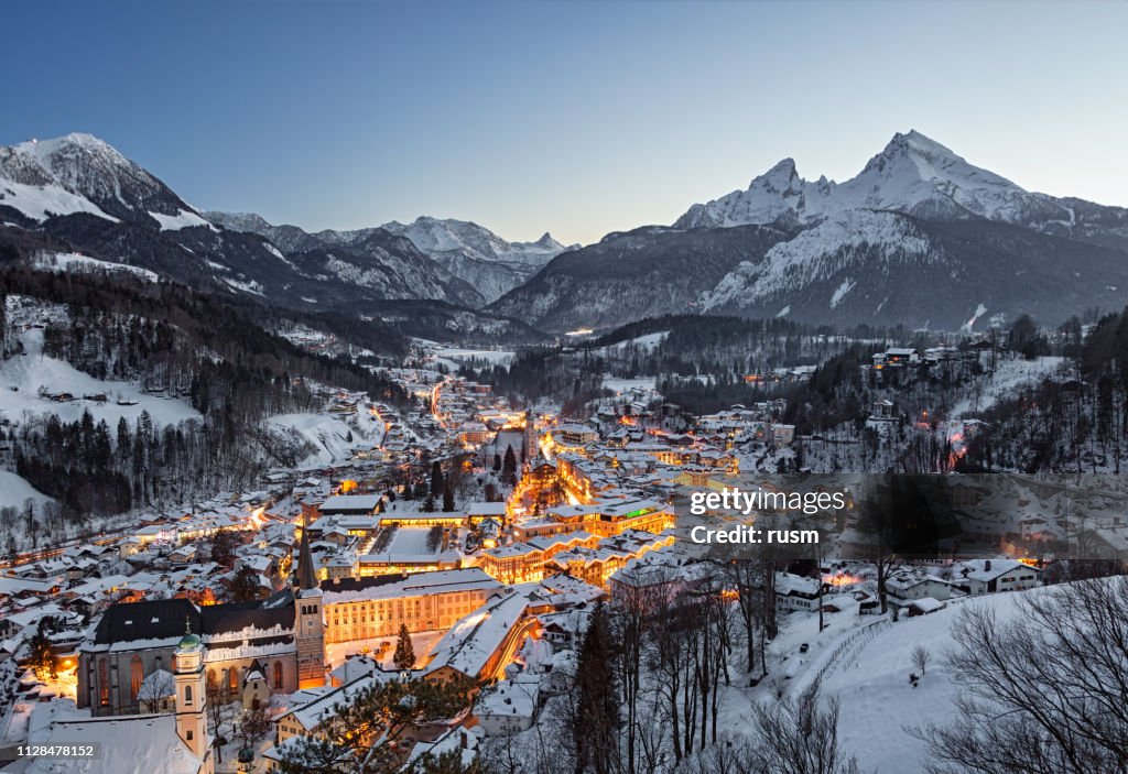 Nacht winter luchtfoto panorama van de oude stad Berchtesgaden, Duitsland