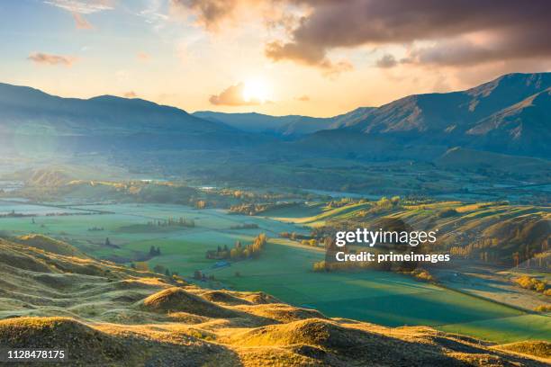 panoramablick-natur-landschaft in der königin-stadt bemerkenswert und arrowtown südinsel neuseeland - see lake wanaka stock-fotos und bilder