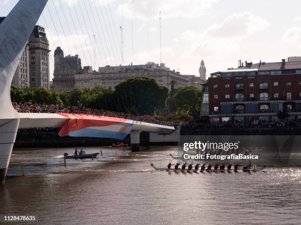 drachenbootrennen in buenos aires, argentinien - fußgängerbrücke puente de la mujer stock-fotos und bilder