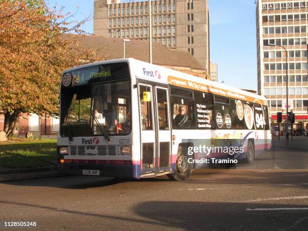 klassische leyland lynx-bus auf der straße - britain in the 80s stock-fotos und bilder