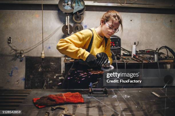 jung und zuversichtlich metal working girl - grinder stock-fotos und bilder