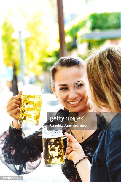 bier-zeit - biergarten stock-fotos und bilder