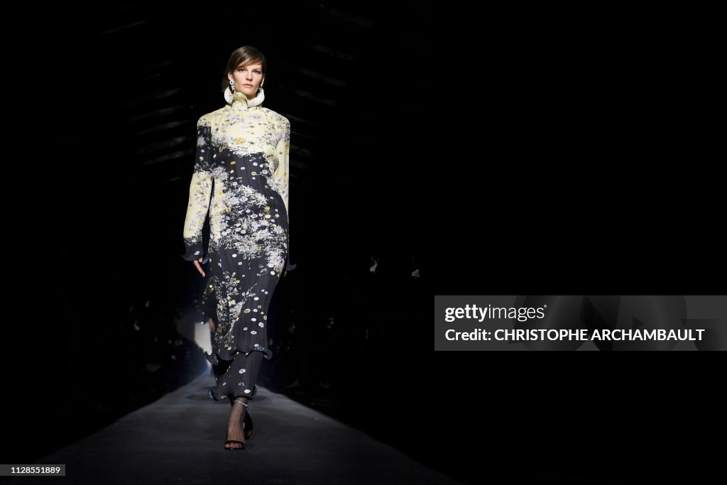 Givenchy Modelo A model presents a creation for Givenchy during the Fall-Winter... News ...