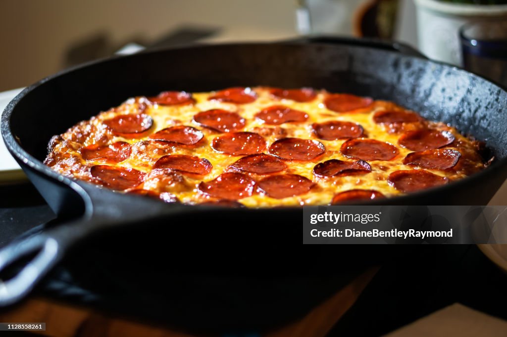 Gusseisen-Deep Dish-Peperoni-Pizza