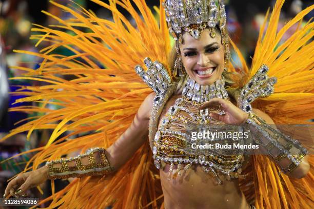 Actress Grazi Massafera of Imperatriz Samba School performs during the parade at 2019 Brazilian Carnival at Sapucai Sambadrome on March 03, 2019 in...