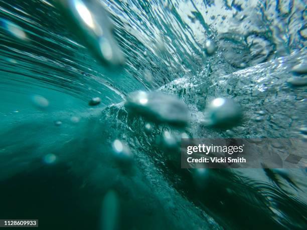 under the wave - under water stockfoto's en -beelden