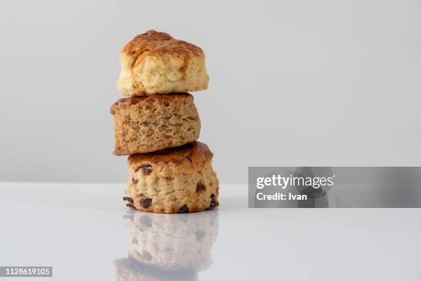 stack of scones on a white background with reflection - scone - fotografias e filmes do acervo