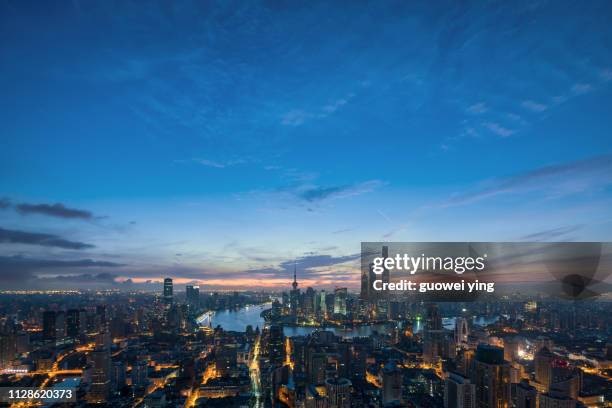 shanghai morning - 名勝古蹟 stockfoto's en -beelden