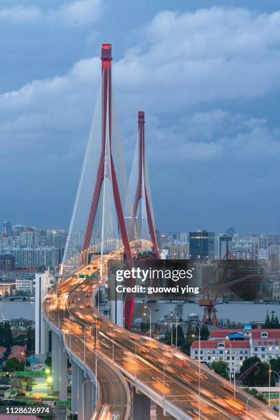 shanghai highway at dusk - 速度 stock-fotos und bilder