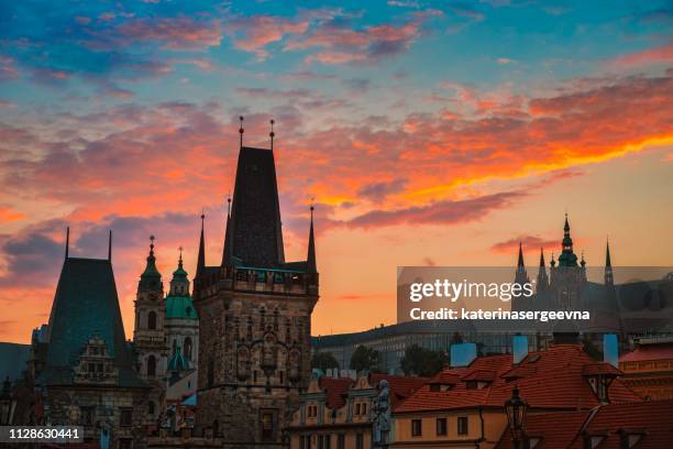 ansicht der karlsbrücke in prag während des sonnenuntergangs, tschechien. - hradschin stock-fotos und bilder