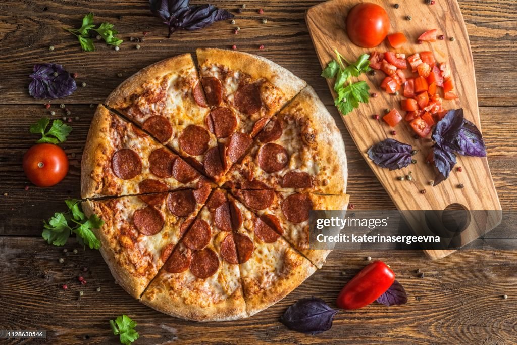 Pizza com queijo, calabresa, frango e pimenta, uma fatia de um jantar gourmet