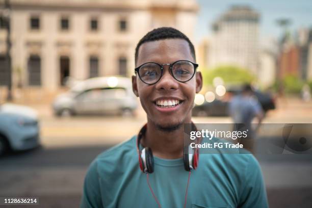 hipster jeune afro dans le portrait de la ville - rue 21 photos et images de collection