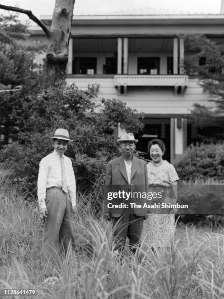 Emperor Hirohito, Empress Nagako and Crown Prince Akihito pose for photographs at the Nasu Imperial Villa circa August 1959 in Nasu, Tochigi, Japan.