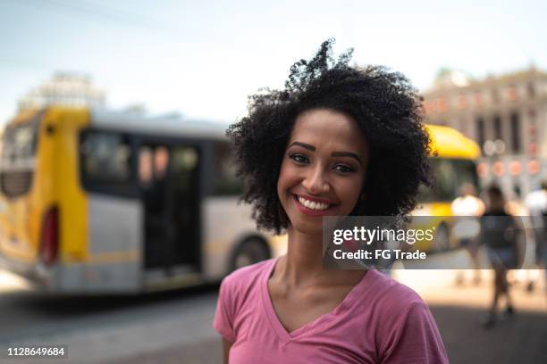 mulher jovem do retrato da cidade - autobus - fotografias e filmes do acervo