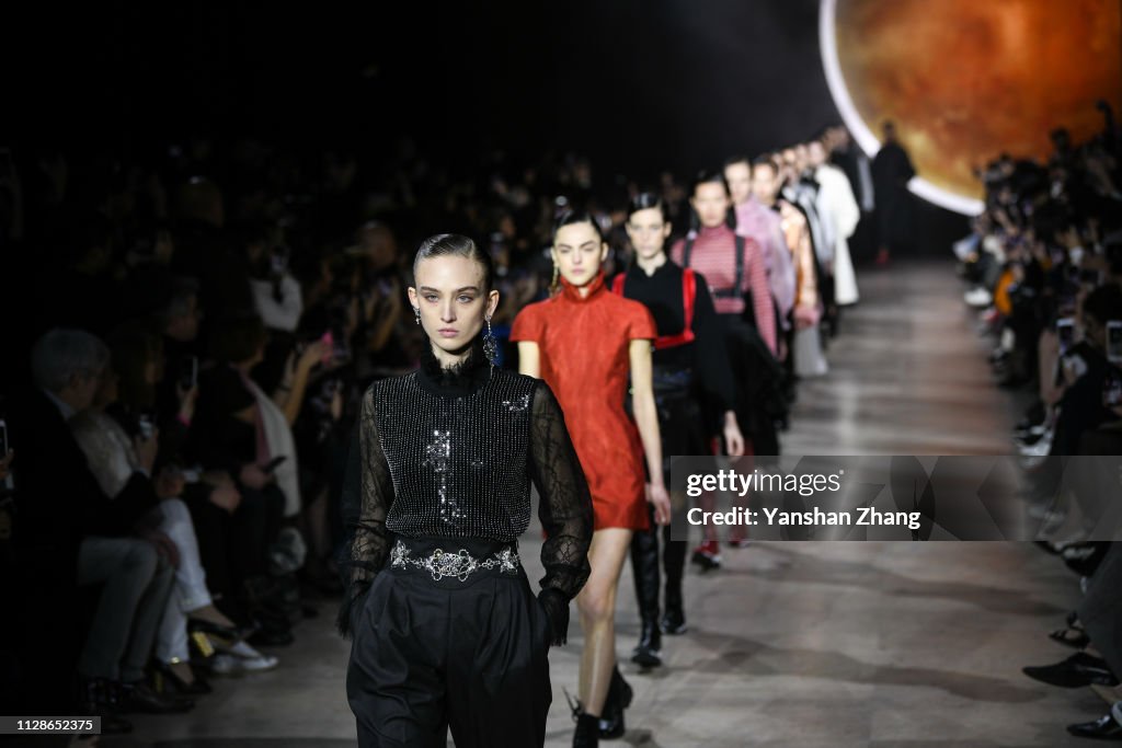 Shiatzy Chen : Runway - Paris Fashion Week Womenswear Fall/Winter 2019/2020