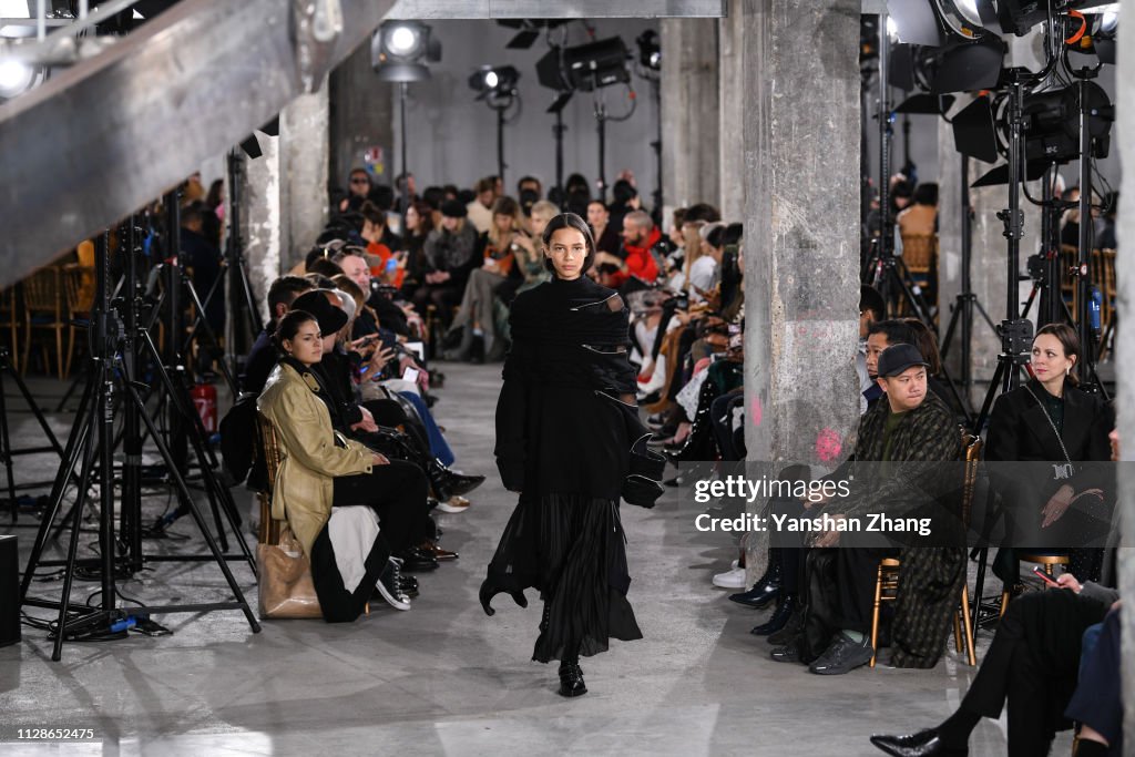 Sacai : Runway - Paris Fashion Week Womenswear Fall/Winter 2019/2020