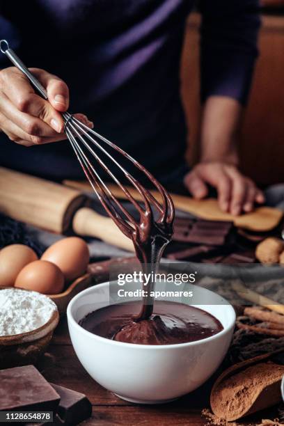 junge frau hände, mousse au chocolat auf einem holztisch in einer rustikalen küche - schneebesen stock-fotos und bilder