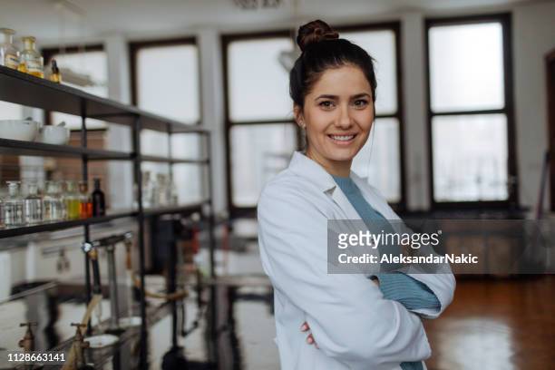 ritratto di chimico sorridente - laboratorio chimico molecola foto e immagini stock