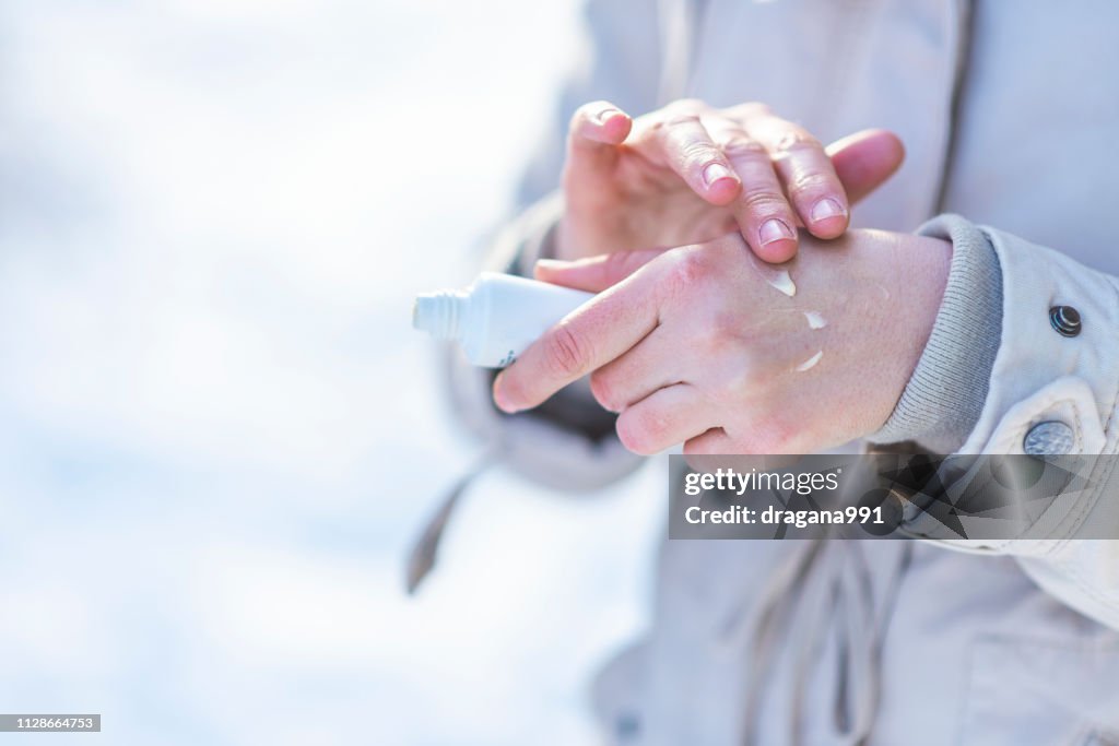 Vrouw gebruik handcrème aan de droge kant.