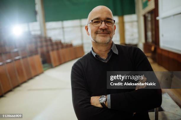 portrait of smiling professor in the amphitheater - professor da faculdade imagens e fotografias de stock
