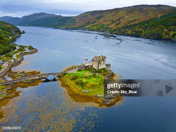 eilean donan castle na escócia - long - fotografias e filmes do acervo