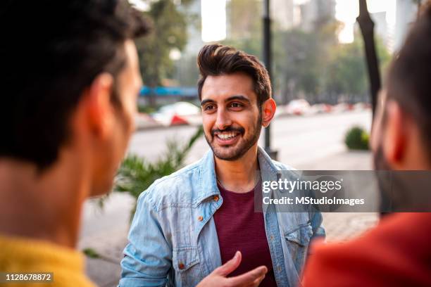 amigos na cidade. - handsome mexican men - fotografias e filmes do acervo