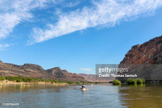 kayaking on the orange river, namibia - oranje stock-fotos und bilder