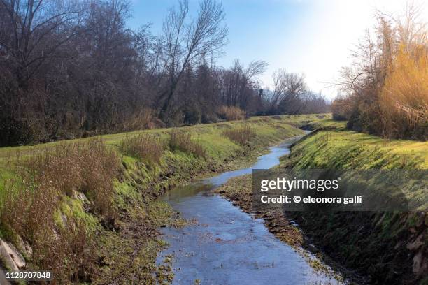 canale d'acqua - escursionismo stock pictures, royalty-free photos & images