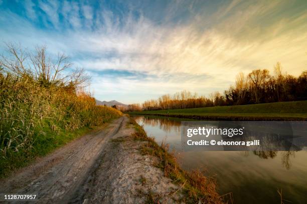 canale d'acqua - soleggiato stock-fotos und bilder