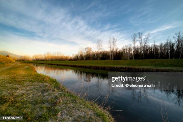 canale d'acqua - escursionismo stock pictures, royalty-free photos & images