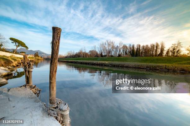 canale d'acqua - soleggiato stock pictures, royalty-free photos & images